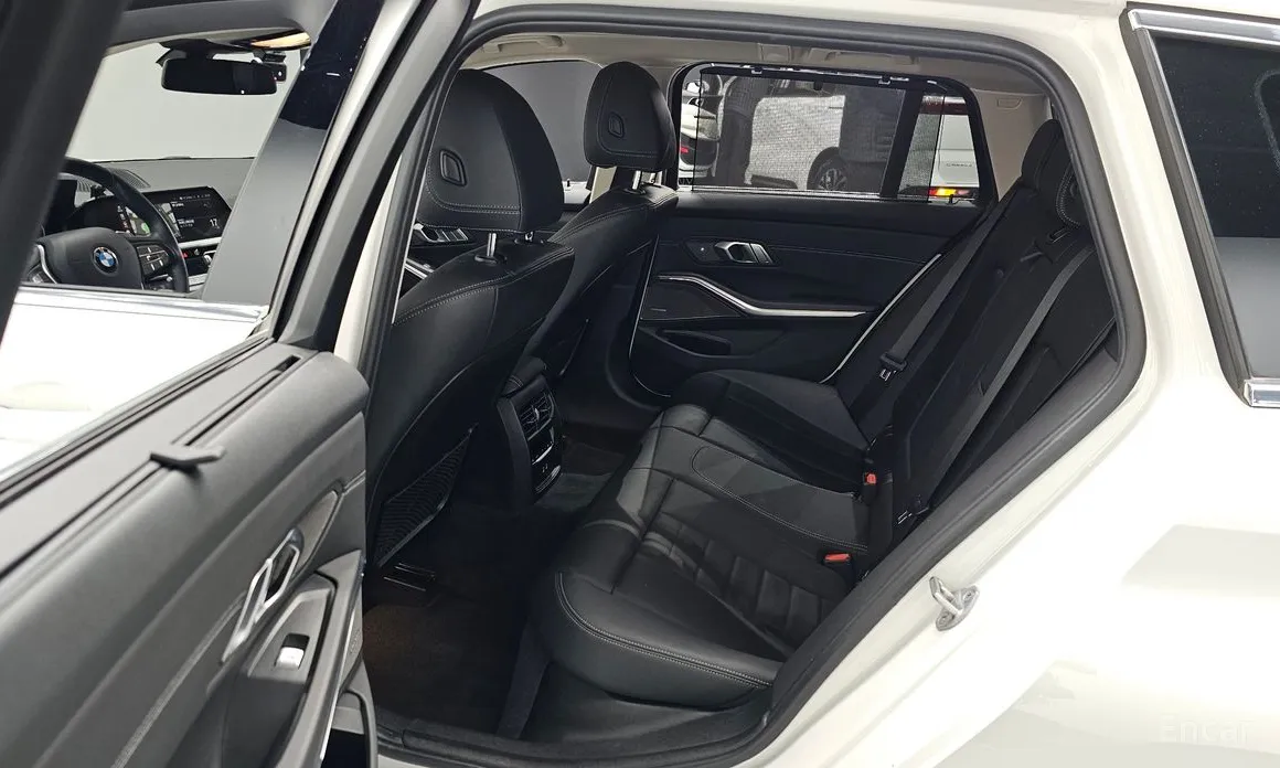 BMW 3 Series 2019 320i Touring Luxury