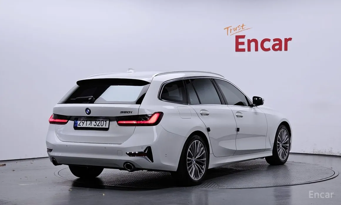 BMW 3 Series 2019 320i Touring Luxury