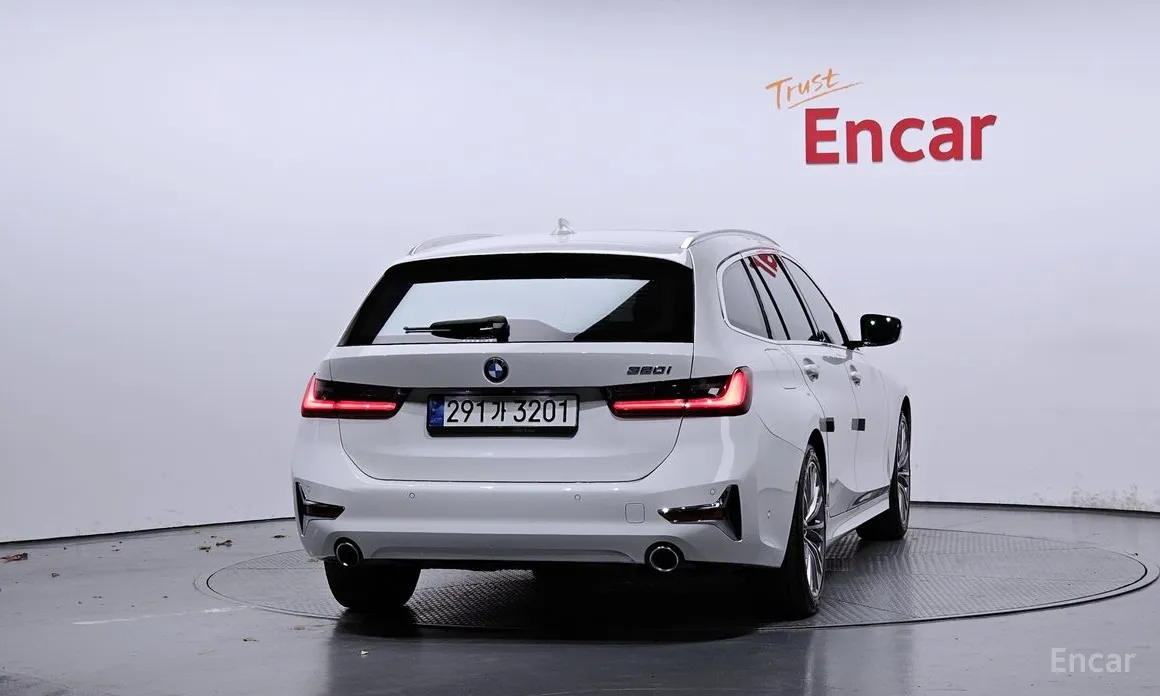 BMW 3 Series 2019 320i Touring Luxury