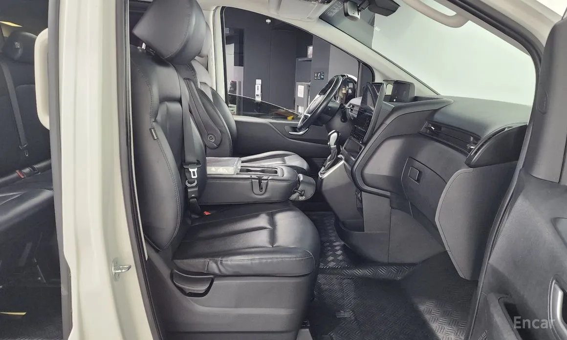 Hyundai Staria 2021 4WD Tourer 11-Seater