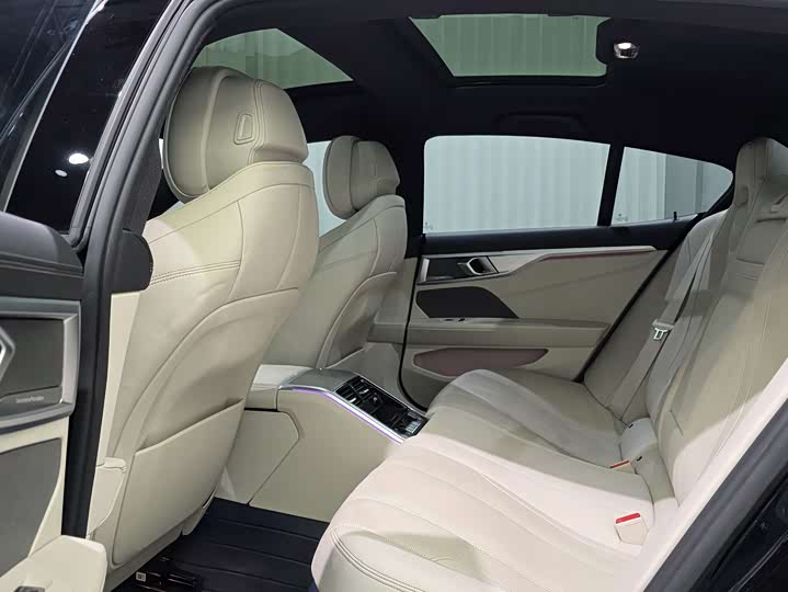 BMW 8 Series 2022 2022款 840i 四门轿跑车 M运动套装