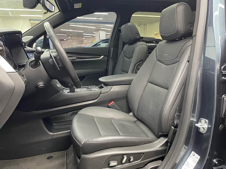 Cadillac XT6 2025 2025款 2.0T 六座四驱尊贵行政黑标版