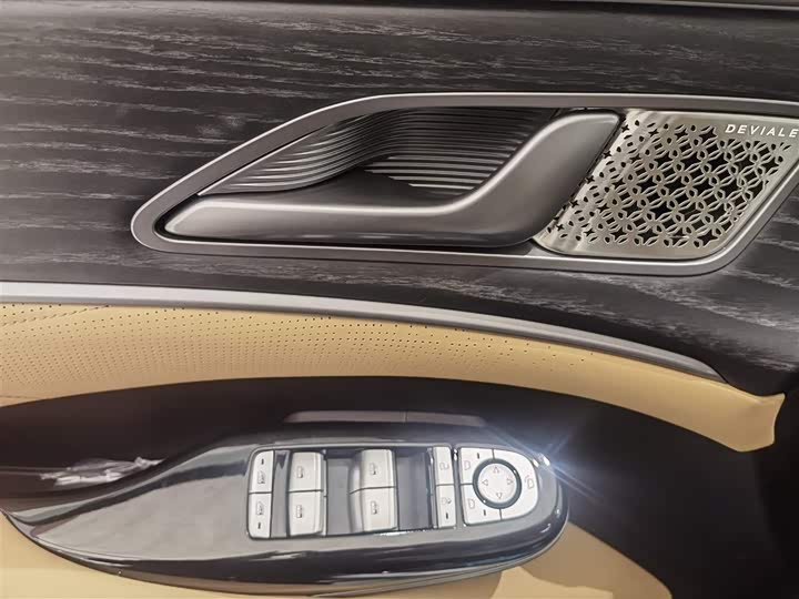 Denza D9 2025 2025款 DM-i 智驾版 1020 四驱旗舰型