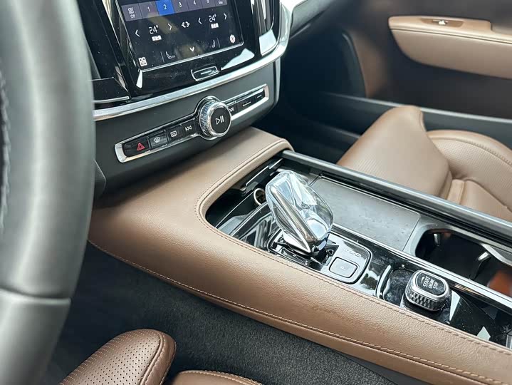 Volvo S90 2025 2025款 B5 智雅豪华版