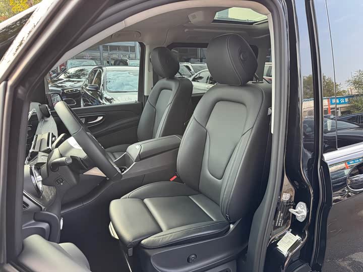 Mercedes-Benz V-Class 2024 2024款 V 300 L 长轴距豪华版