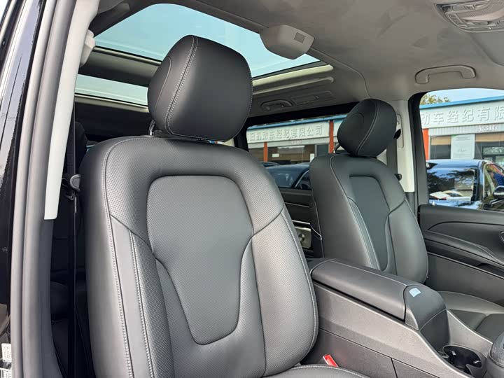 Mercedes-Benz V-Class 2024 2024款 V 300 L 长轴距豪华版