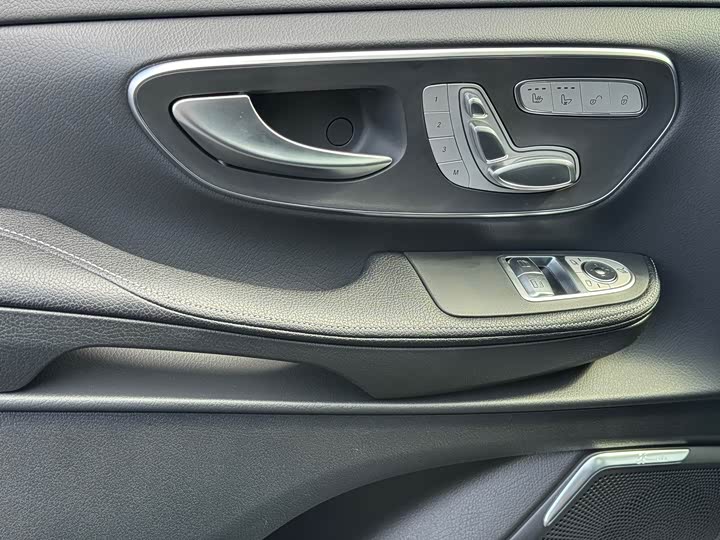 Mercedes-Benz V-Class 2024 2024款 V 300 L 长轴距豪华版