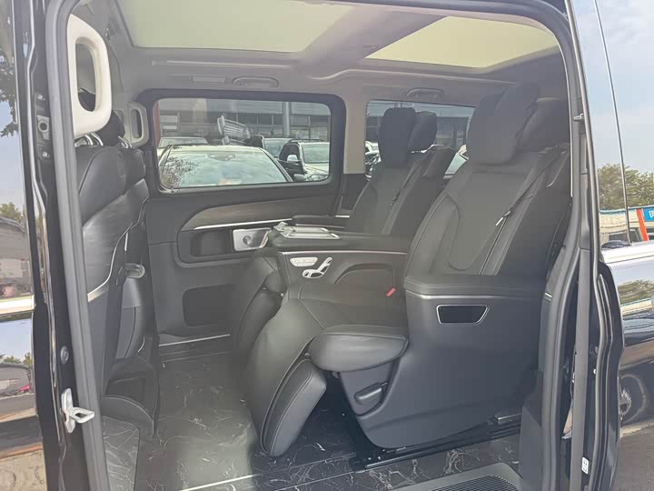 Mercedes-Benz V-Class 2024 2024款 V 300 L 长轴距豪华版