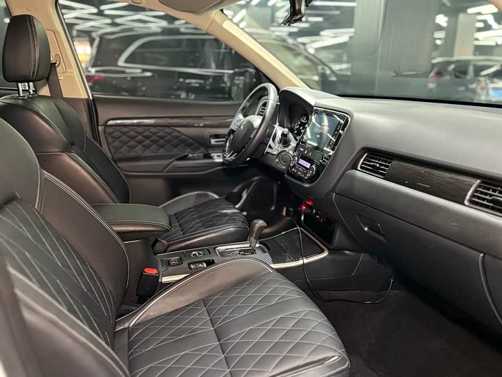 Mitsubishi Outlander 2021 2021款 2.4L 四驱致享版 5座