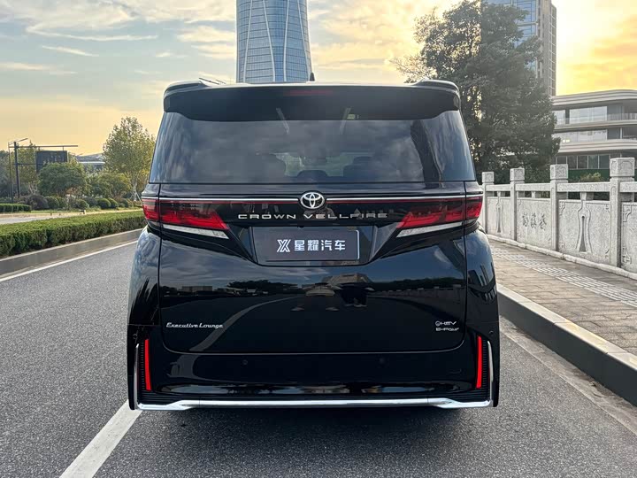 Toyota Vellfire 2024 2024款 皇冠 双擎 2.5L 至尊行政版