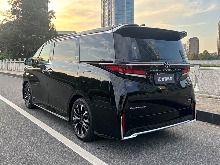 Toyota Vellfire 2024 2024款 皇冠 双擎 2.5L 至尊行政版