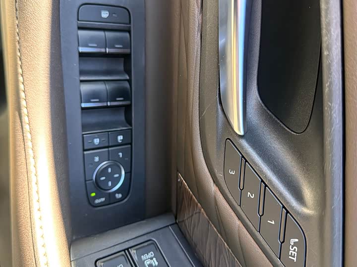 Toyota Vellfire 2024 2024款 皇冠 双擎 2.5L 至尊行政版