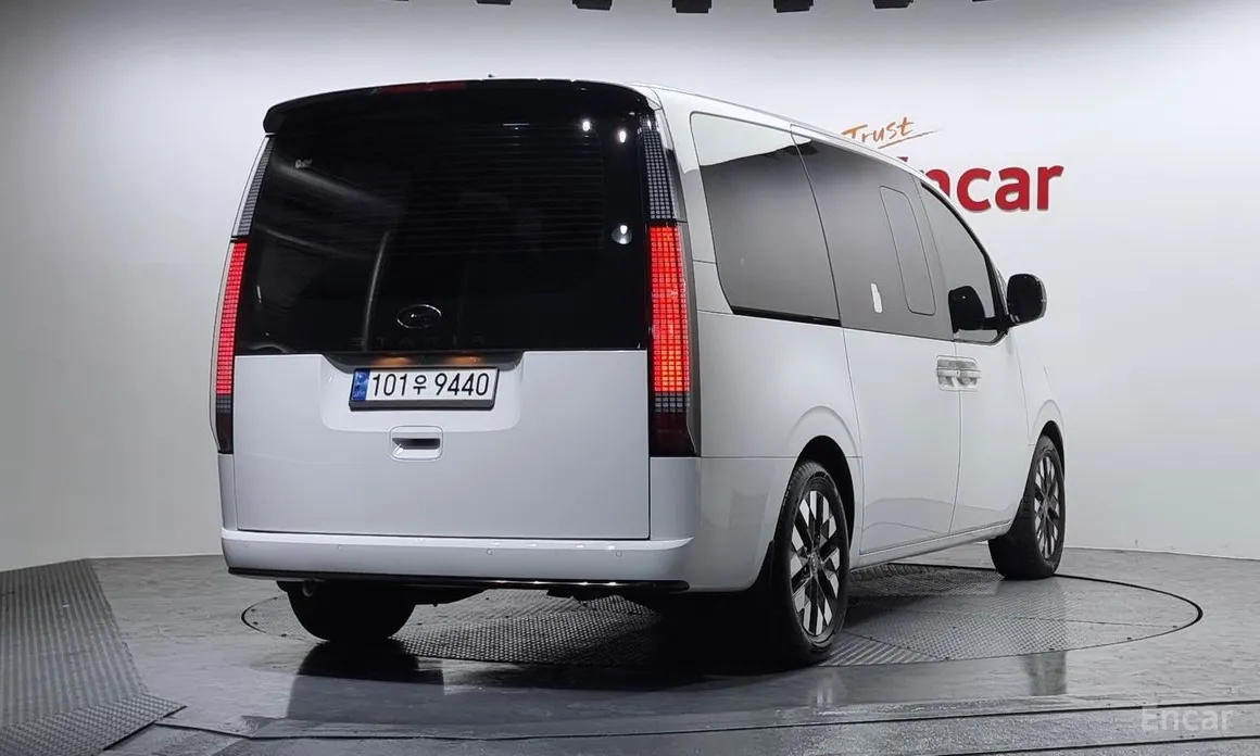 Hyundai Staria 2021 L3.5 Lounge 9-Seater