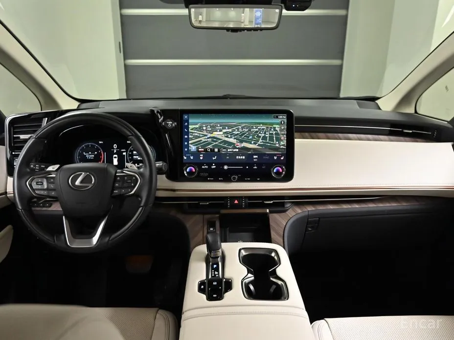 Lexus LM 2024 500h Royal