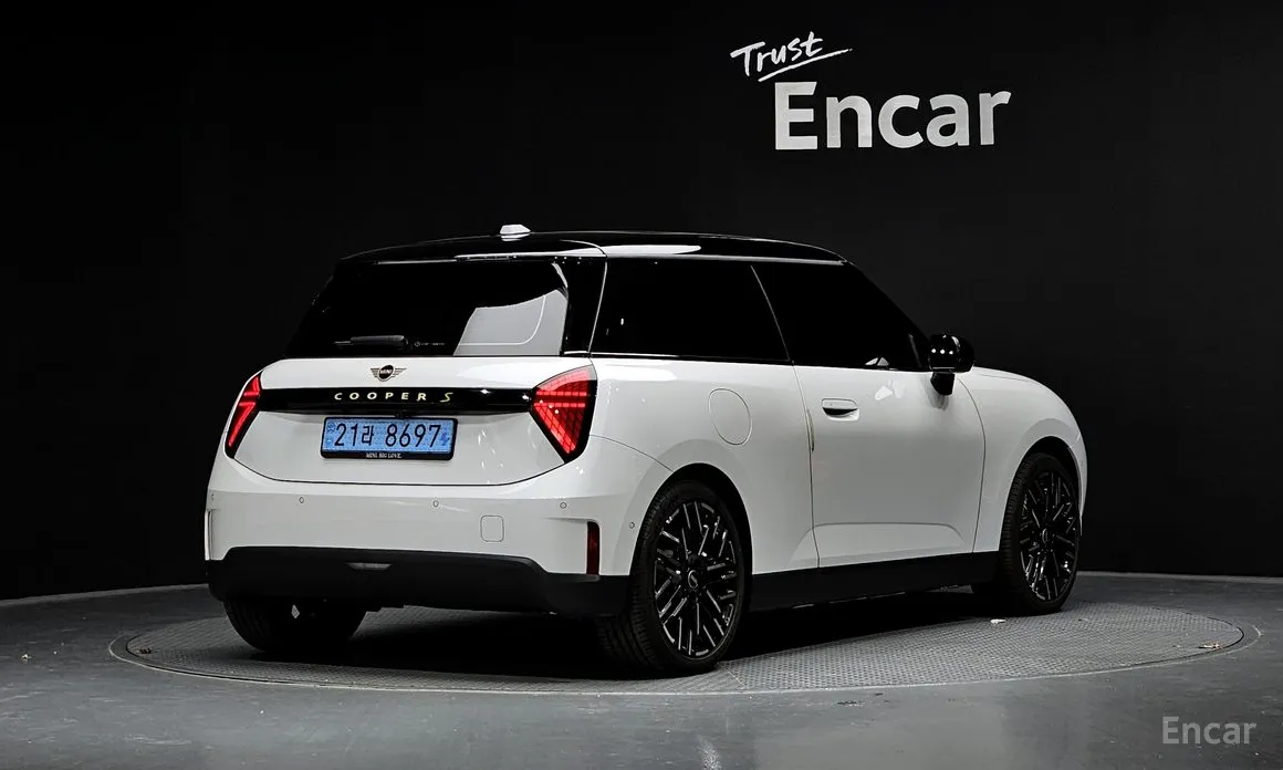 Mini Cooper 2025 SE Favoured