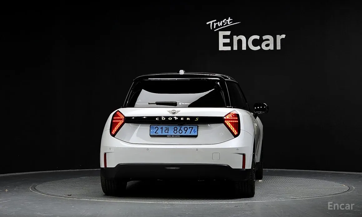 Mini Cooper 2025 SE Favoured