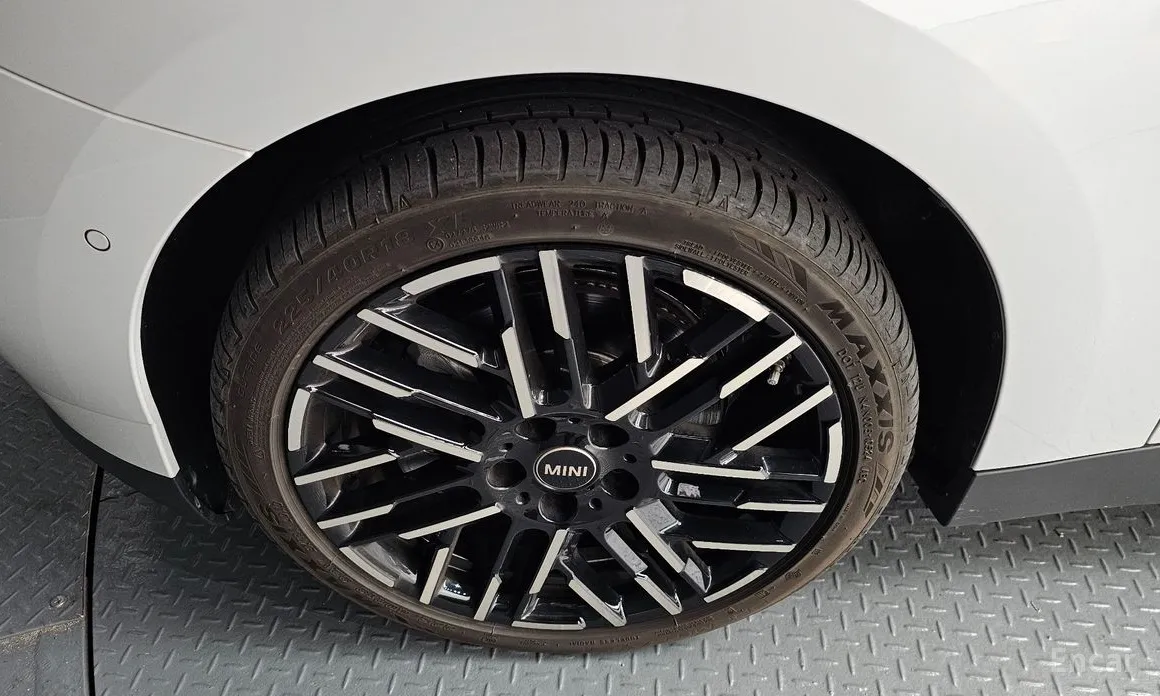 Mini Cooper 2025 SE Favoured