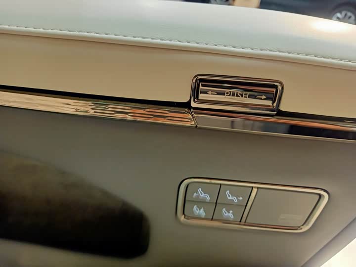 Zeekr 009 2024 2024款 六座行政版四驱 108kWh