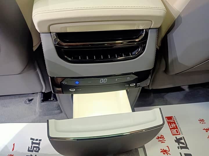 Zeekr 009 2024 2024款 六座行政版四驱 108kWh