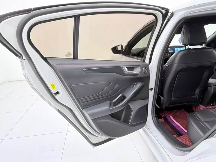 Ford Focus 2022 2022款 三厢 EcoBoost 180 自动ST Line