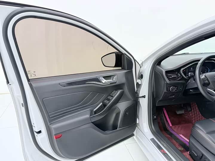 Ford Focus 2022 2022款 三厢 EcoBoost 180 自动ST Line