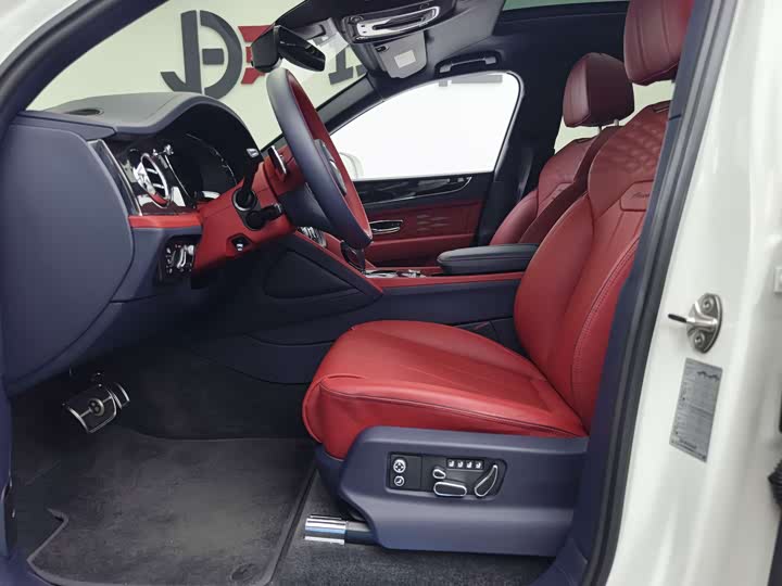 Bentley Bentayga 2023 2023款 4.0T V8 长轴距雅度版