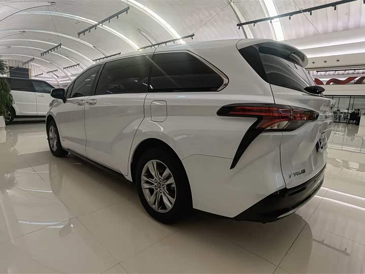 Toyota Sienna 2024 2024款 2.5L混动 四驱尊贵版