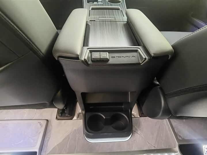 Toyota Sienna 2024 2024款 2.5L混动 四驱尊贵版