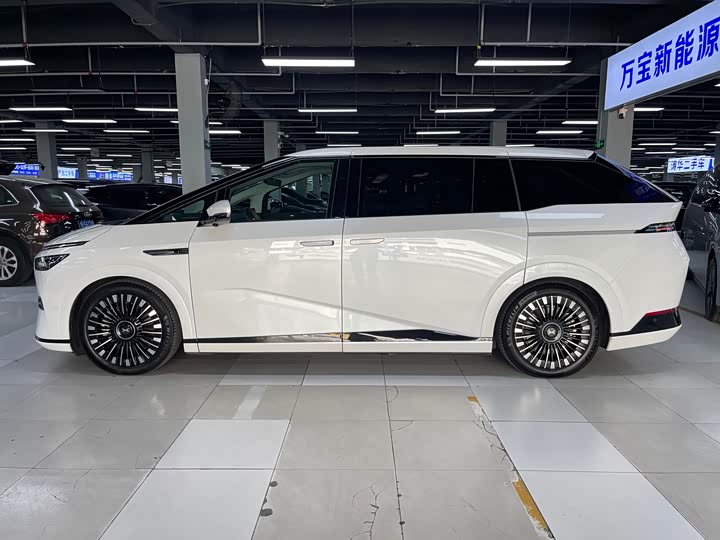 XPeng X9 2025 2025款 纯电 740超长续航 Max