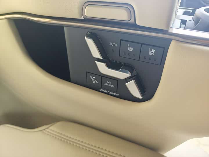 Toyota Vellfire 2024 2024款 皇冠 双擎 2.5L 至尊行政版