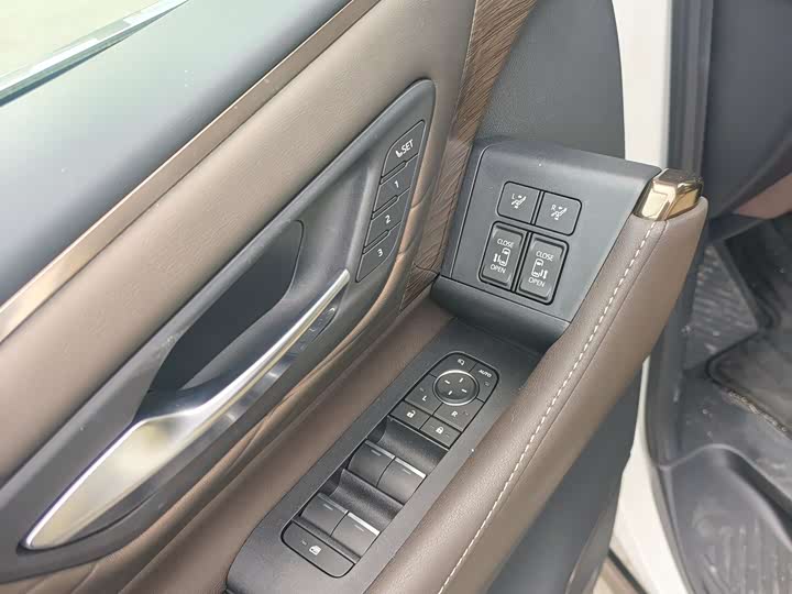 Toyota Vellfire 2024 2024款 皇冠 双擎 2.5L 至尊行政版