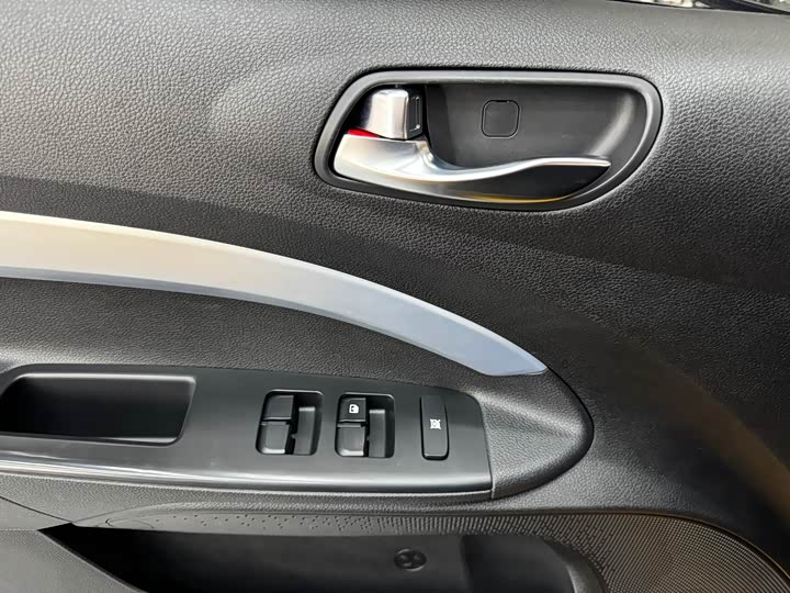 Kia KX1 2021 2021款 1.4L CVT趣享天窗款