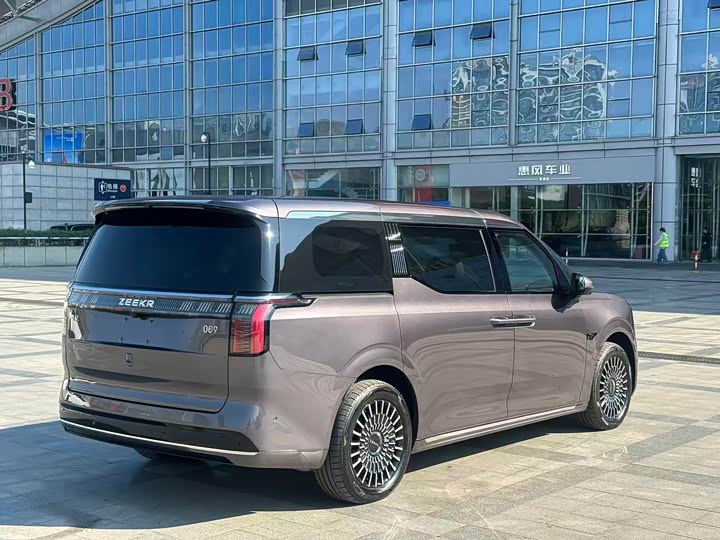 Zeekr 009 2024 2024款 七座过道版四驱 108kWh