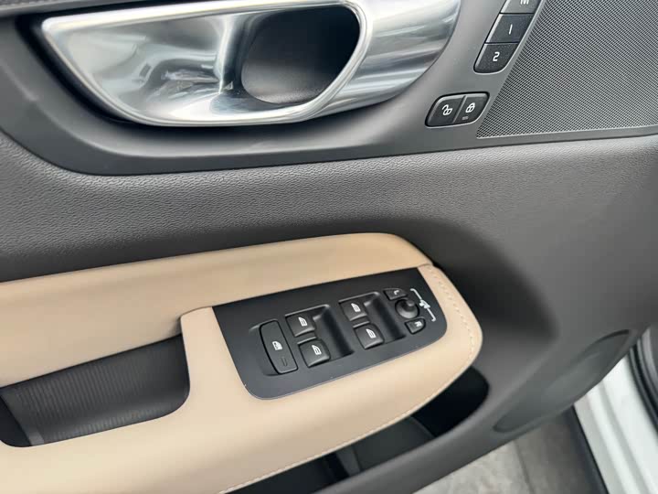 Volvo XC60 2026 2026款 B5 四驱智逸豪华版