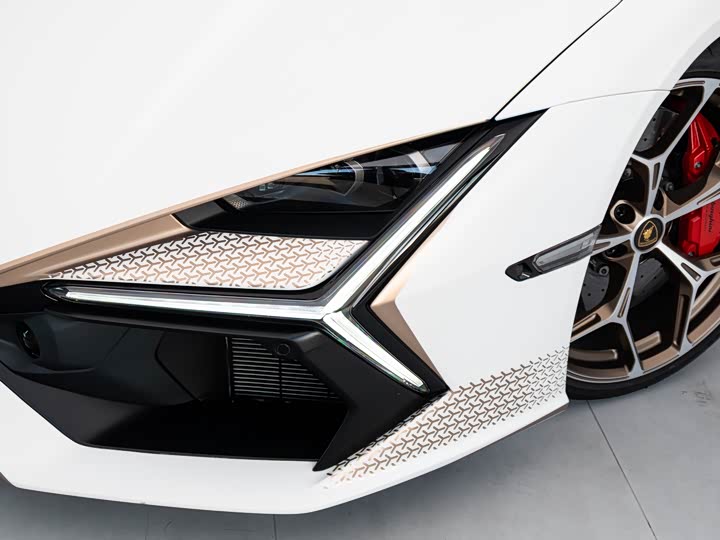 2023 Lamborghini Revuelto