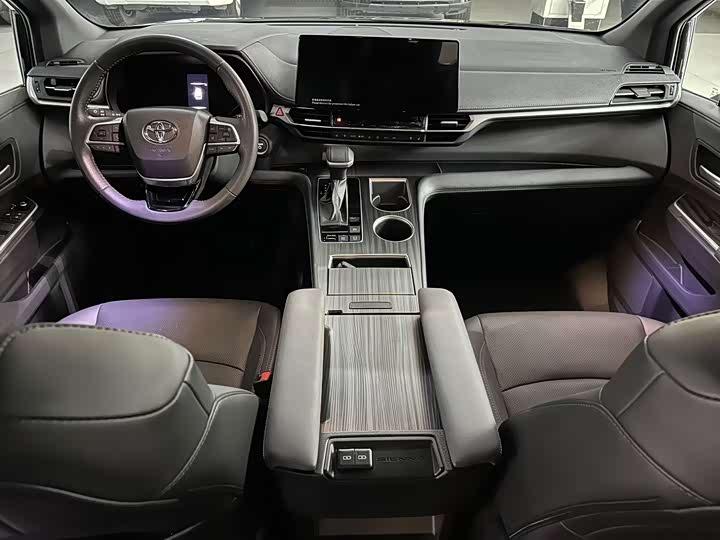 Toyota Sienna 2024 2024款 2.5L混动 四驱尊贵版