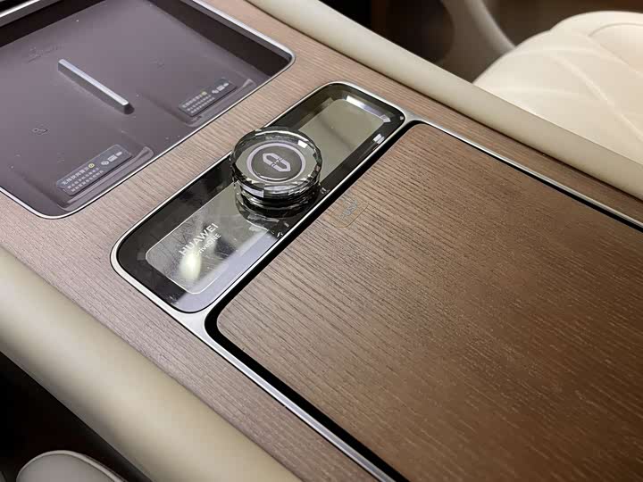 Aito M9 2025 2025款 增程 Ultra版 52kWh 6座版