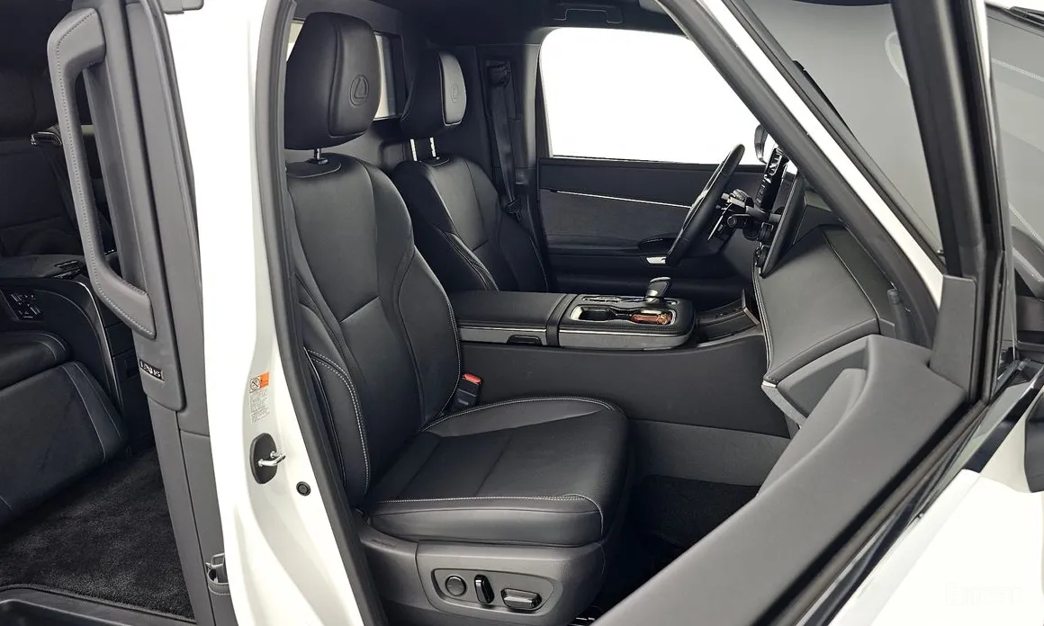 Lexus LM 2024 500h Royal