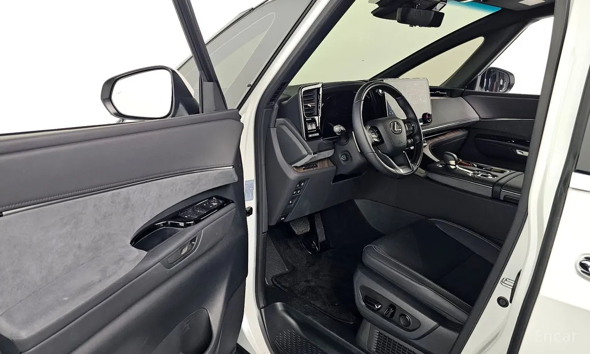 Lexus LM 2024 500h Royal