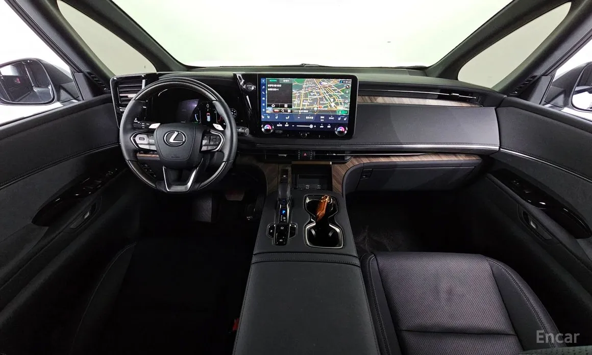 Lexus LM 2024 500h Royal