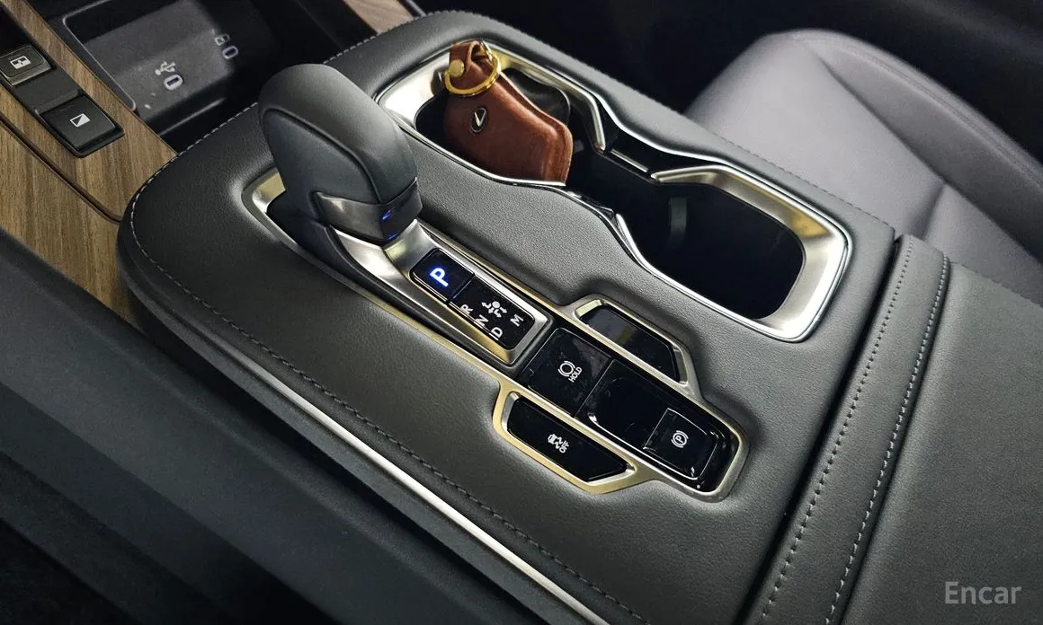 Lexus LM 2024 500h Royal