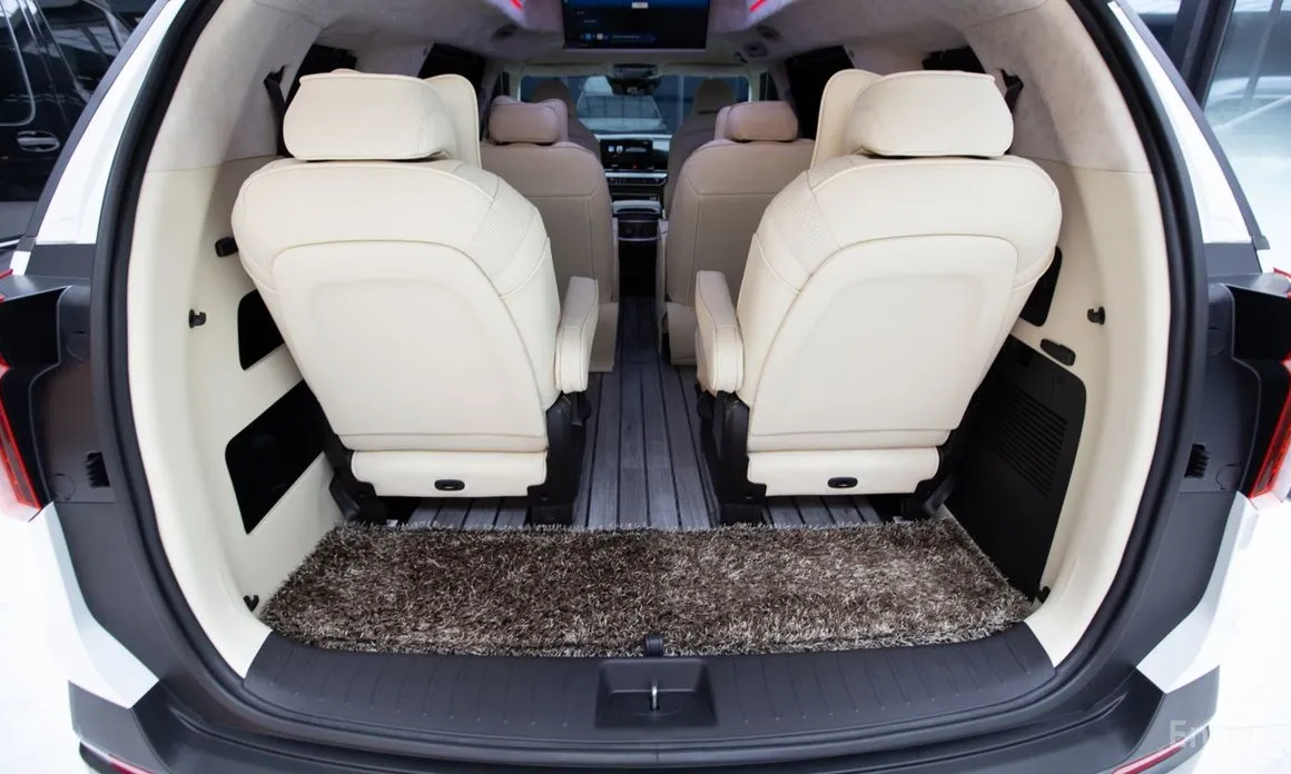 Kia Carnival 2023 HEV 9-Seater Hi-Limousine (Special vehicle)