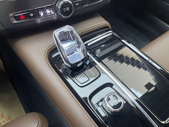 Volvo S90 Hybrid 2024 2024款 插电式混动 四驱长续航智雅豪华版