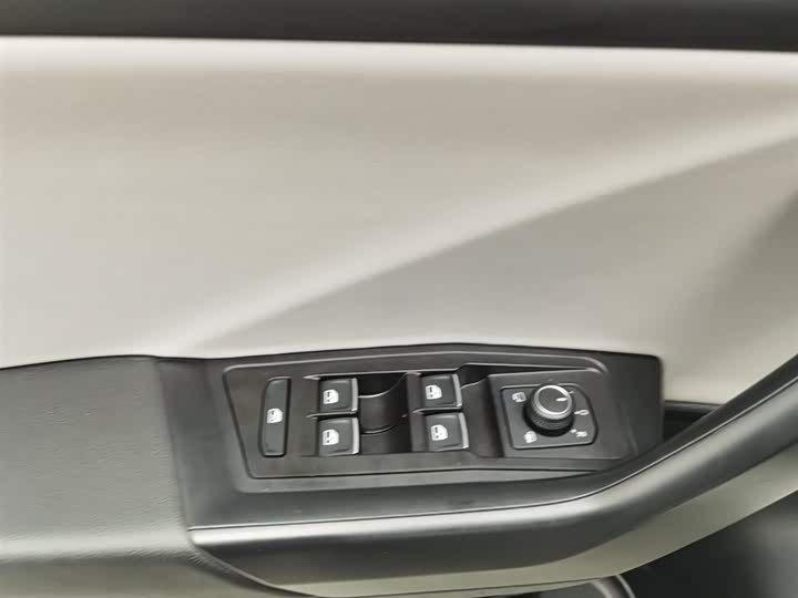 Volkswagen T-Roc 2023 2023款 300TSI DSG两驱辰光版