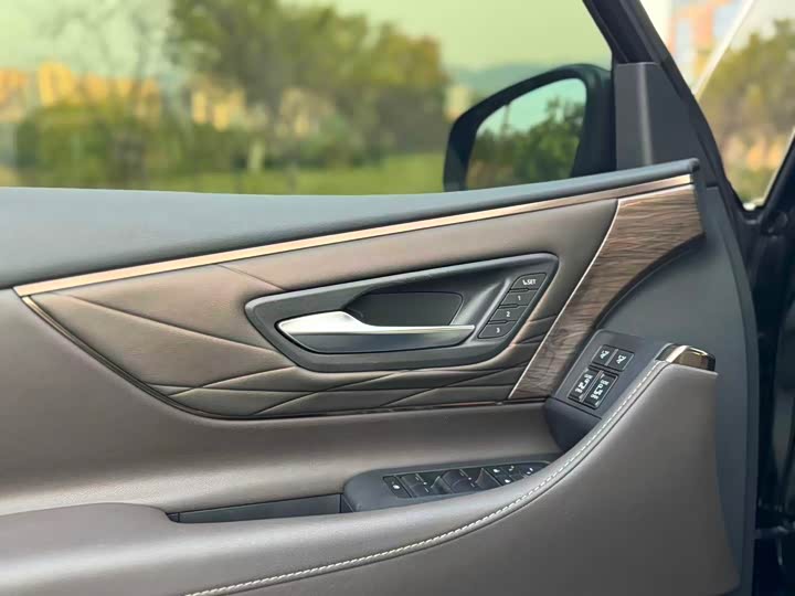 Toyota Vellfire 2024 2024款 皇冠 双擎 2.5L 至尊版