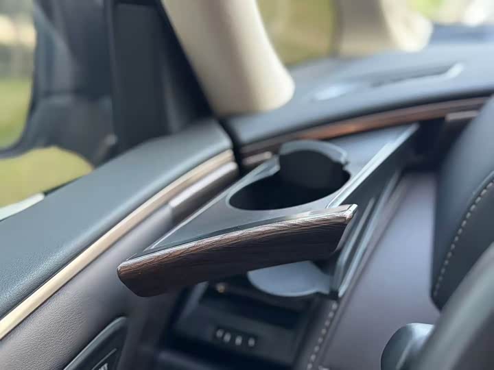 Toyota Vellfire 2024 2024款 皇冠 双擎 2.5L 至尊版