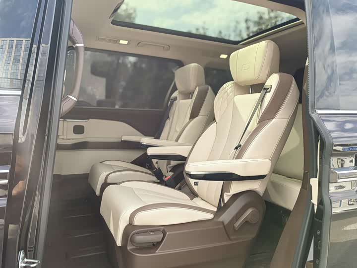 Bestune M9 2023 2023款 2.0T 尊享型70周年纪念版