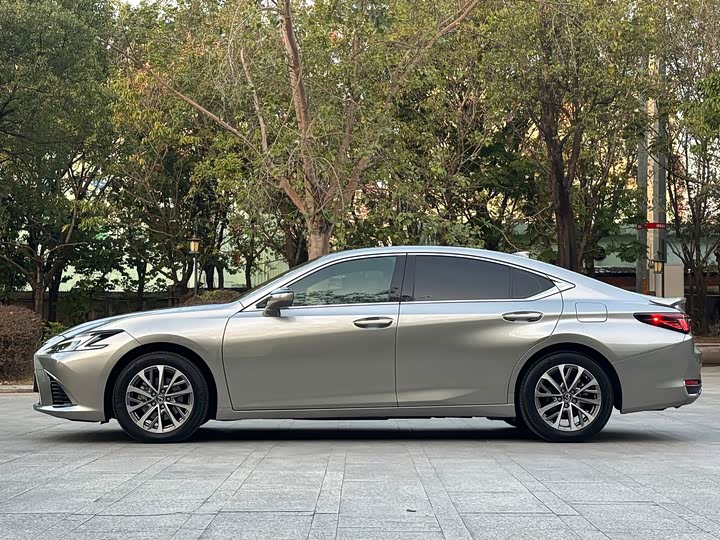 Lexus ES 2025 2025款 300h 臻享版