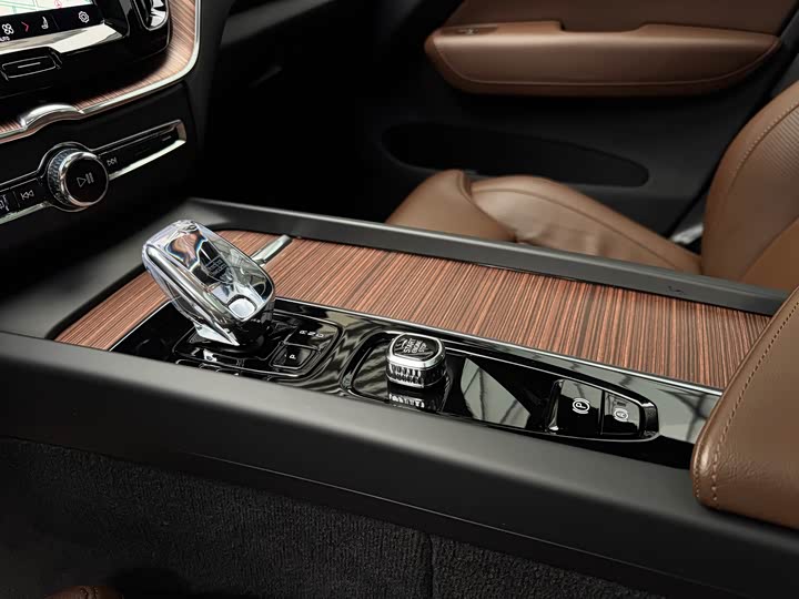 Volvo XC60 Hybrid 2025 2025款 插电式混动 长续航四驱智雅豪华版