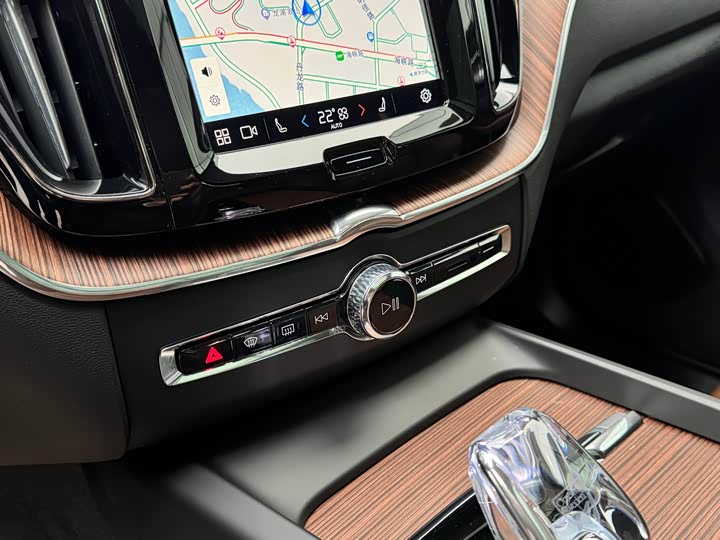 Volvo XC60 Hybrid 2025 2025款 插电式混动 长续航四驱智雅豪华版